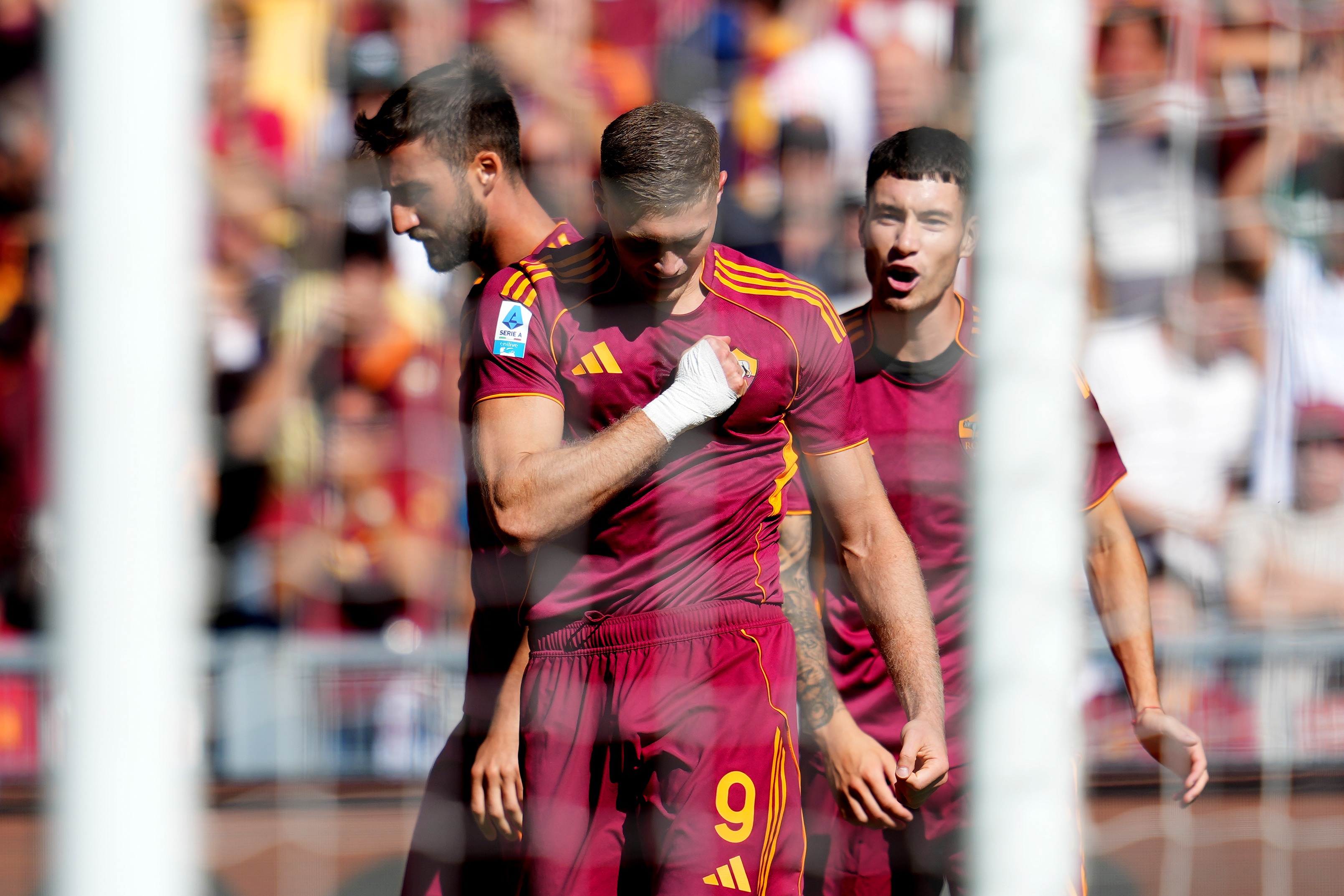 记者：多夫比克因伤将缺席约两个月，冬窗离开罗马事宜变得复杂